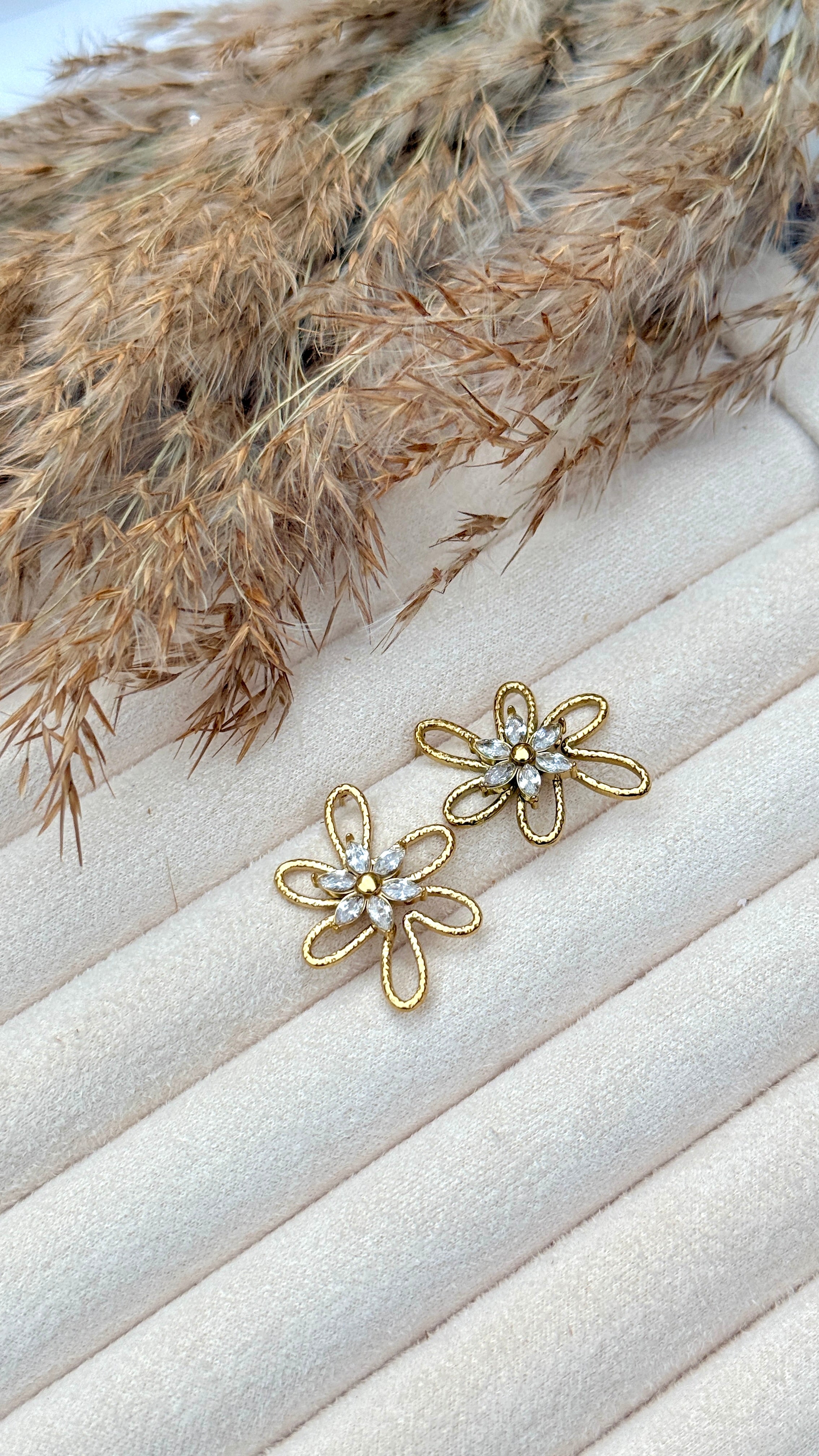 Daisy Glow Stud