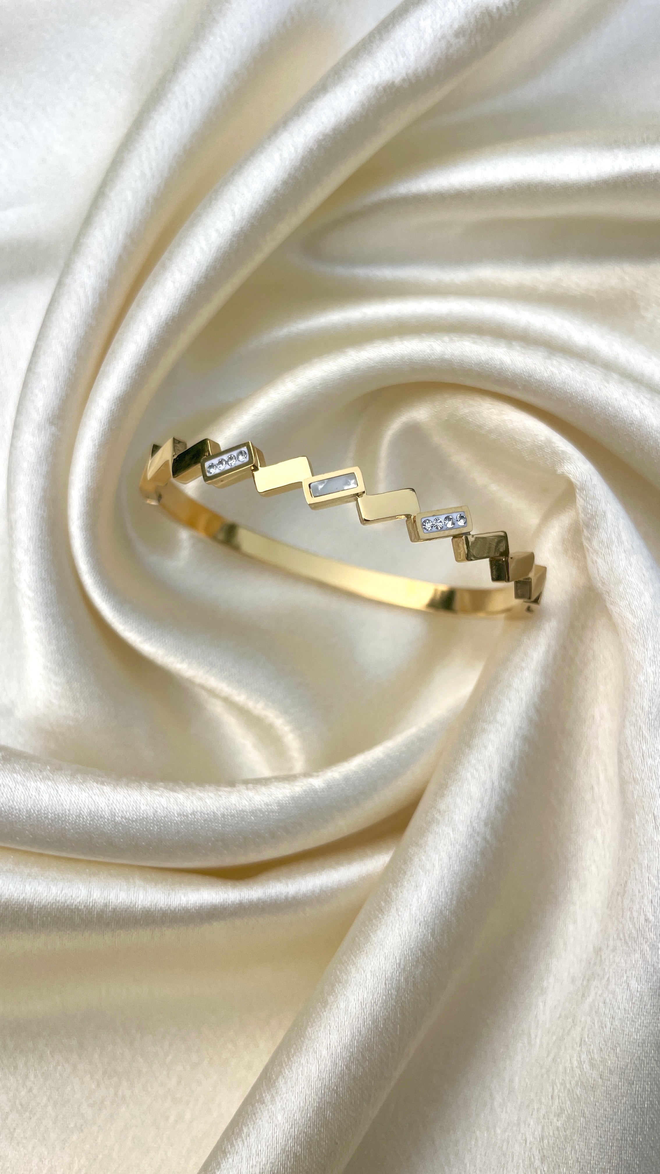 Zigzag glow bangle