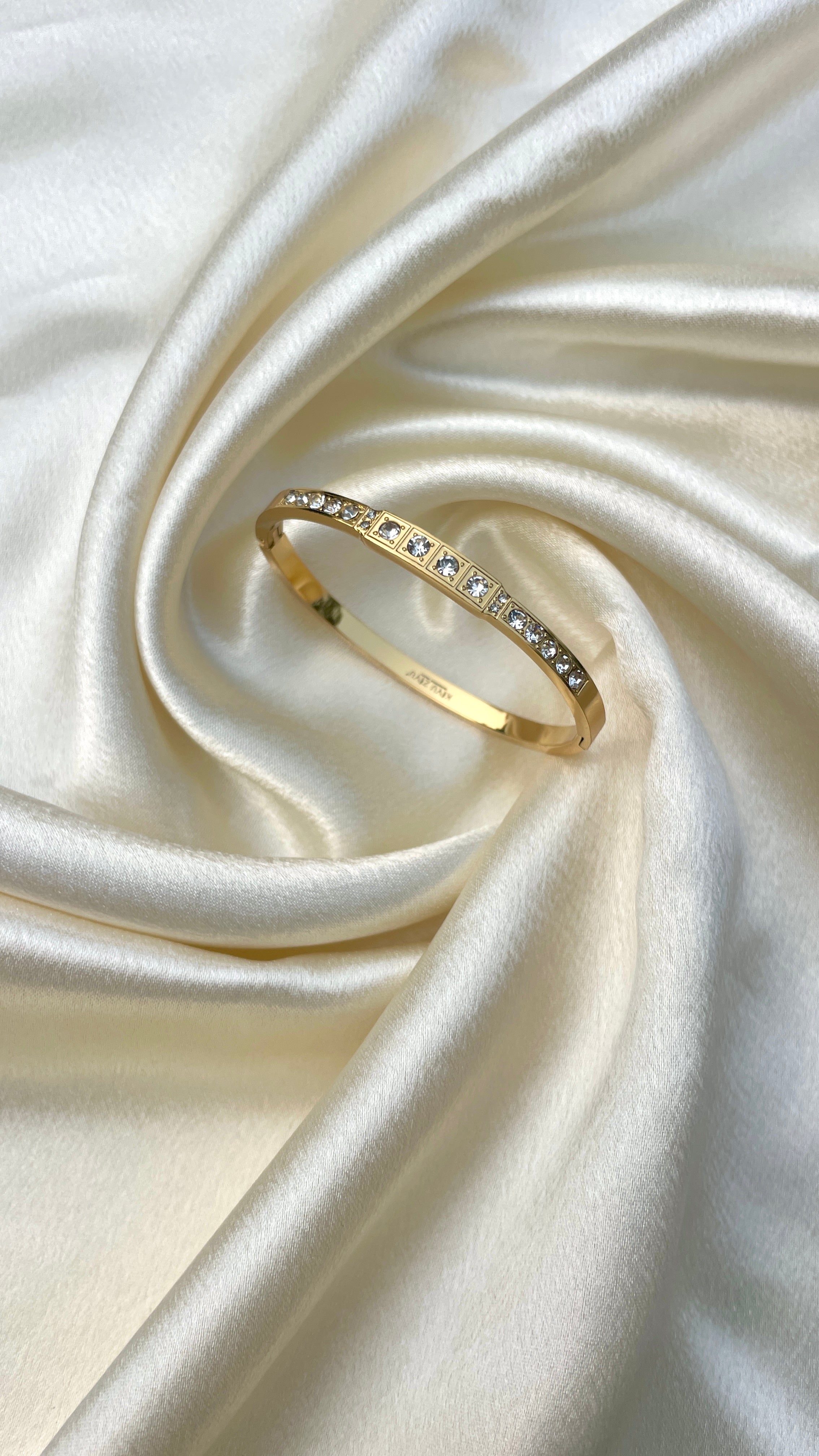 Classic box stone bangle