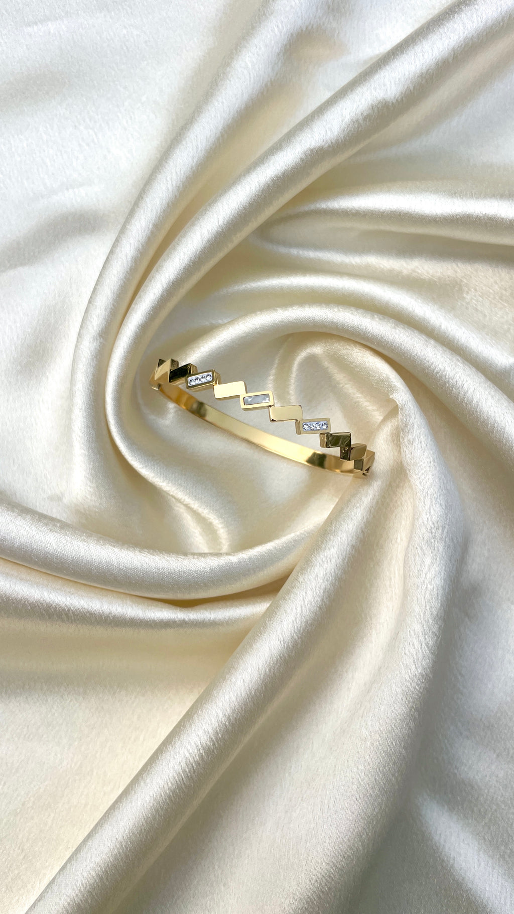 Zigzag glow bangle