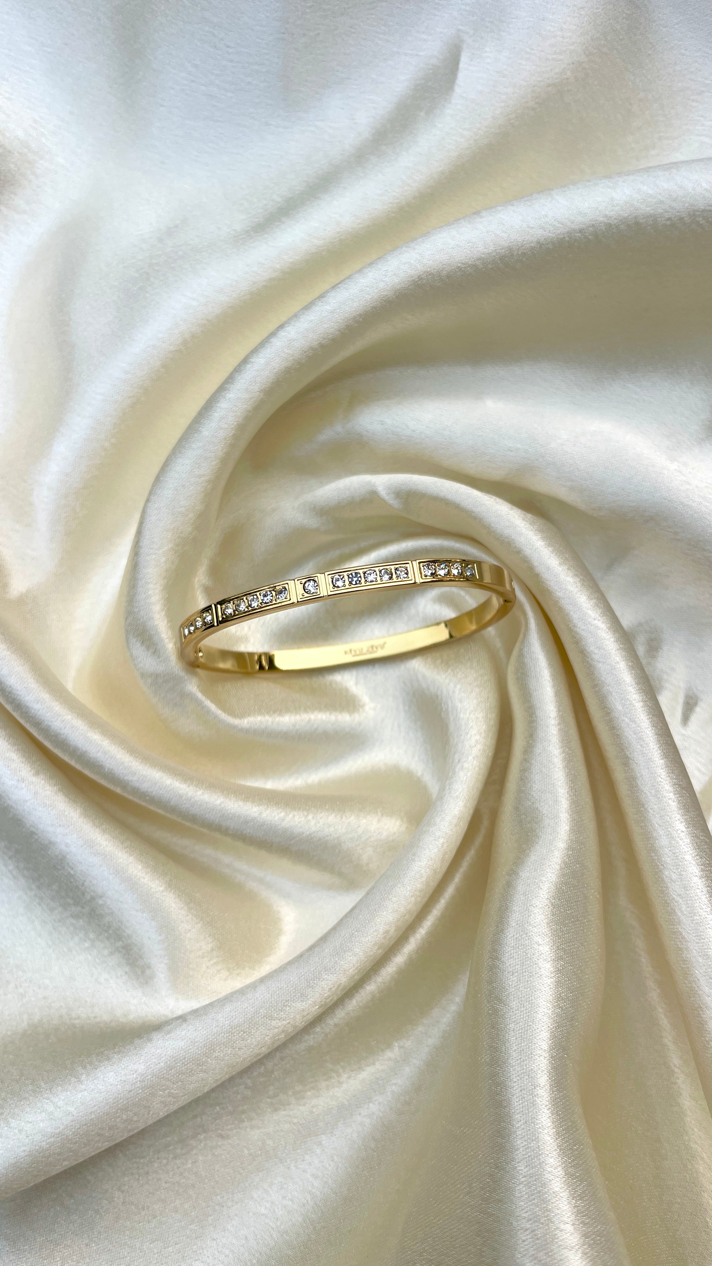 Classic glow bangle