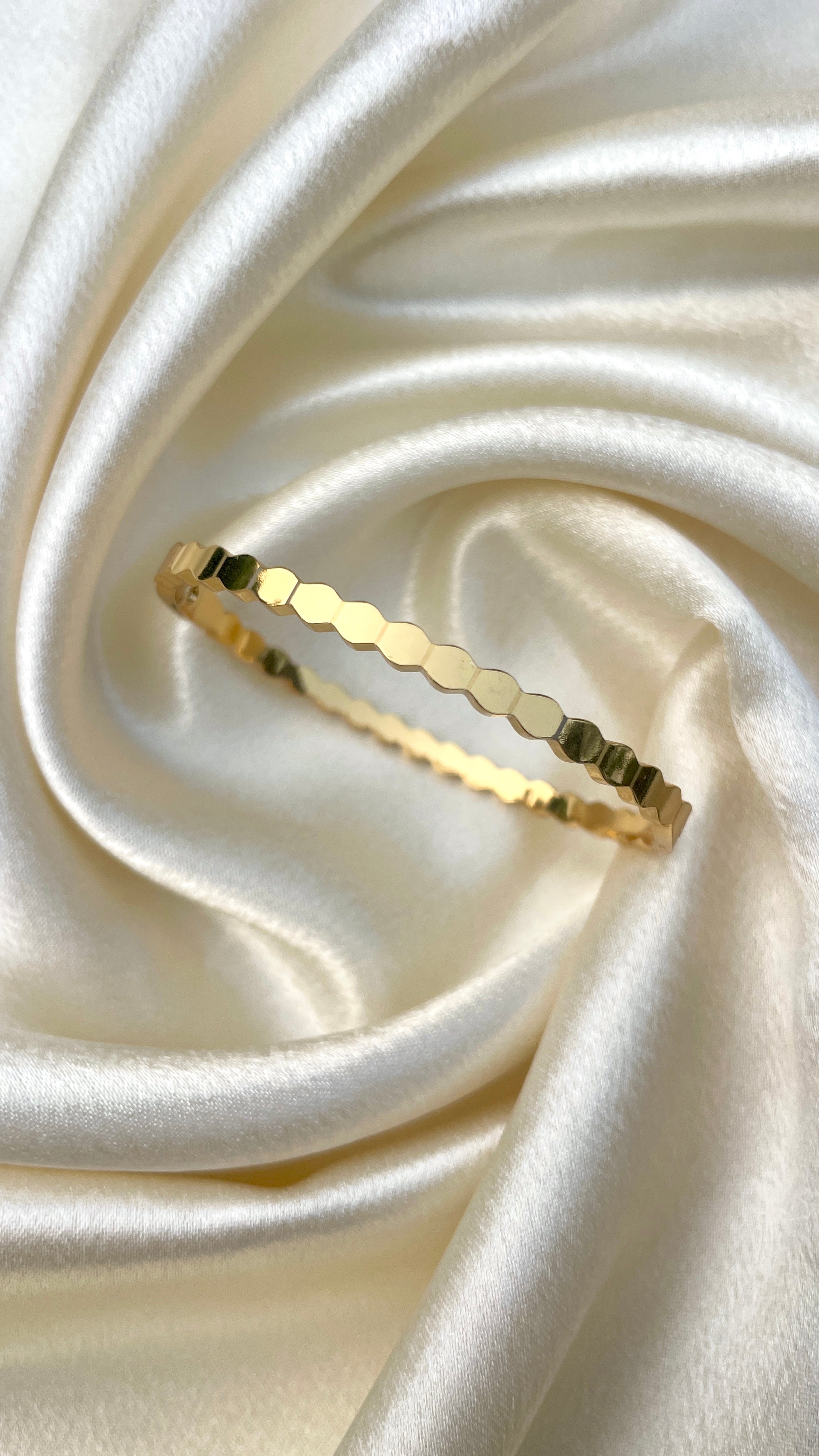 Honeycomb glow bangle