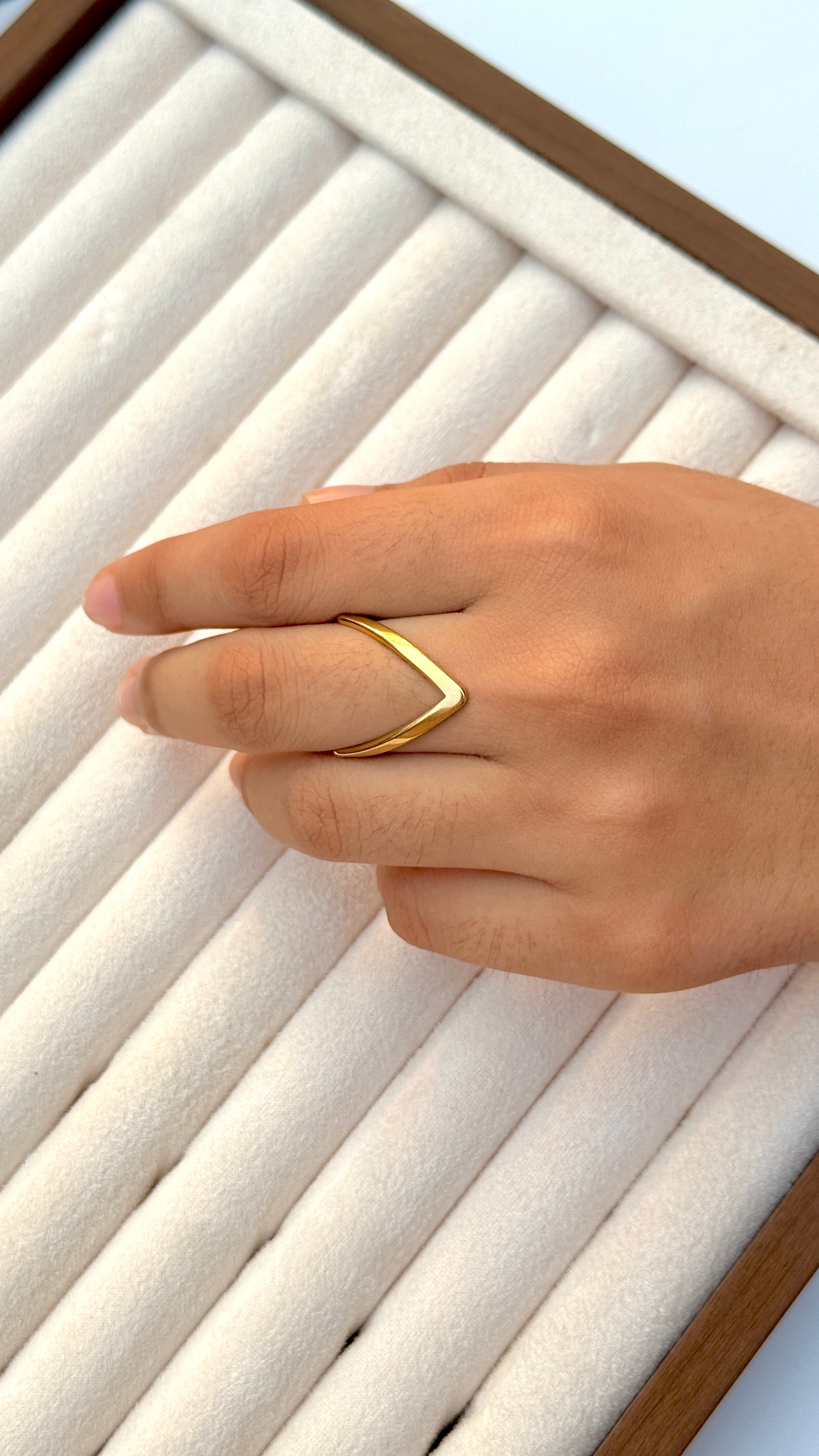 Plain V Ring