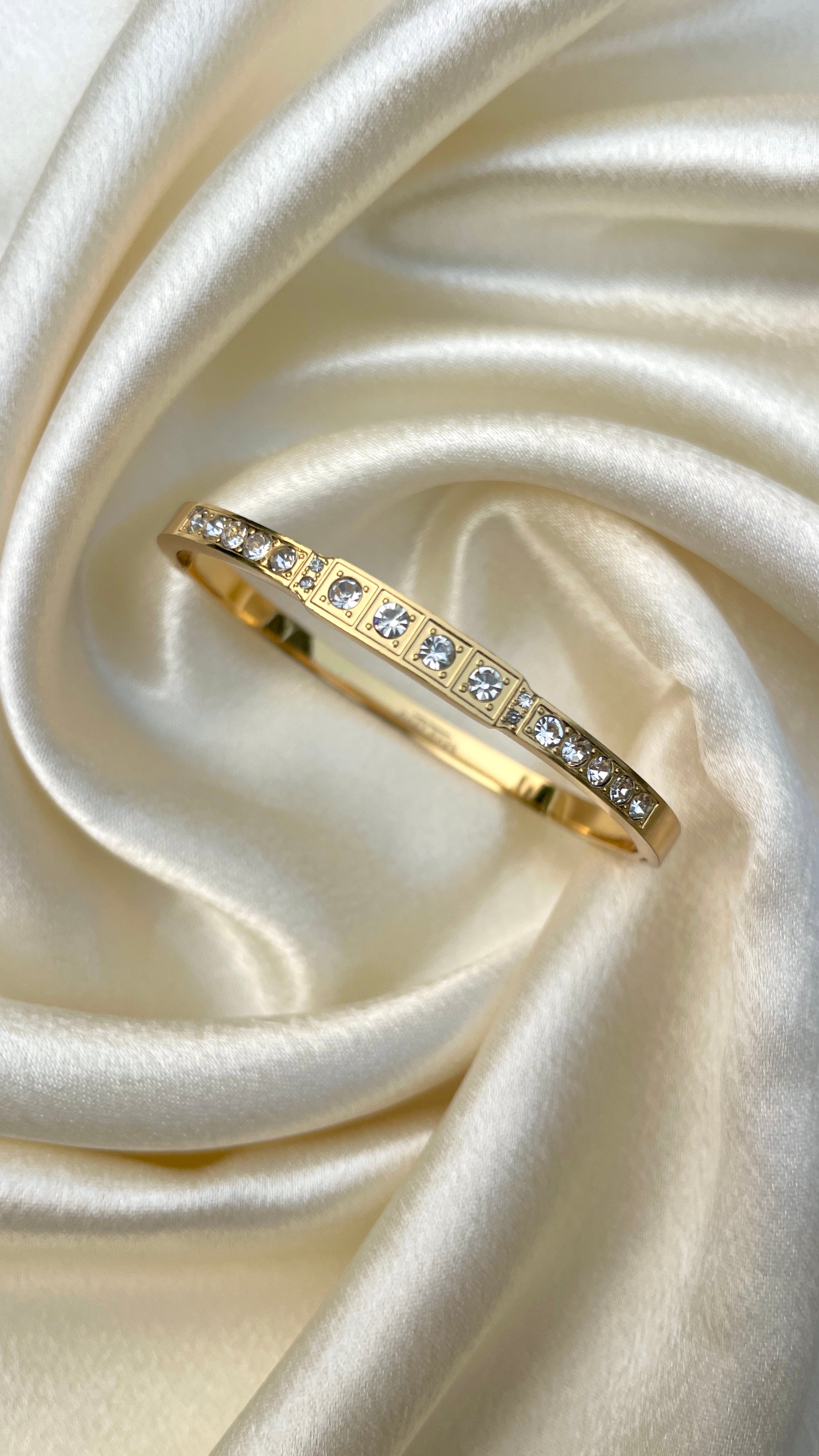 Classic box stone bangle