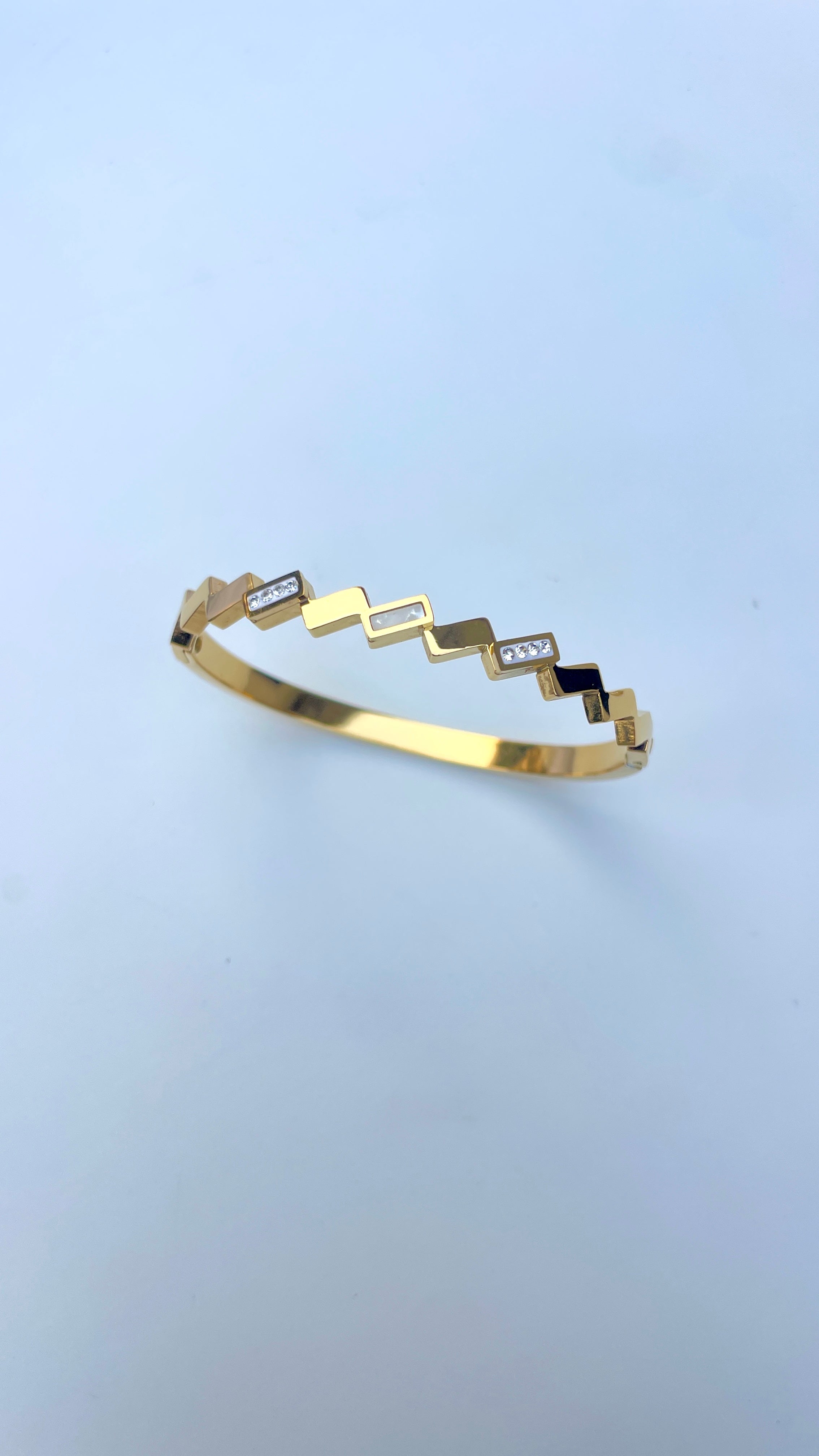 Zigzag glow bangle
