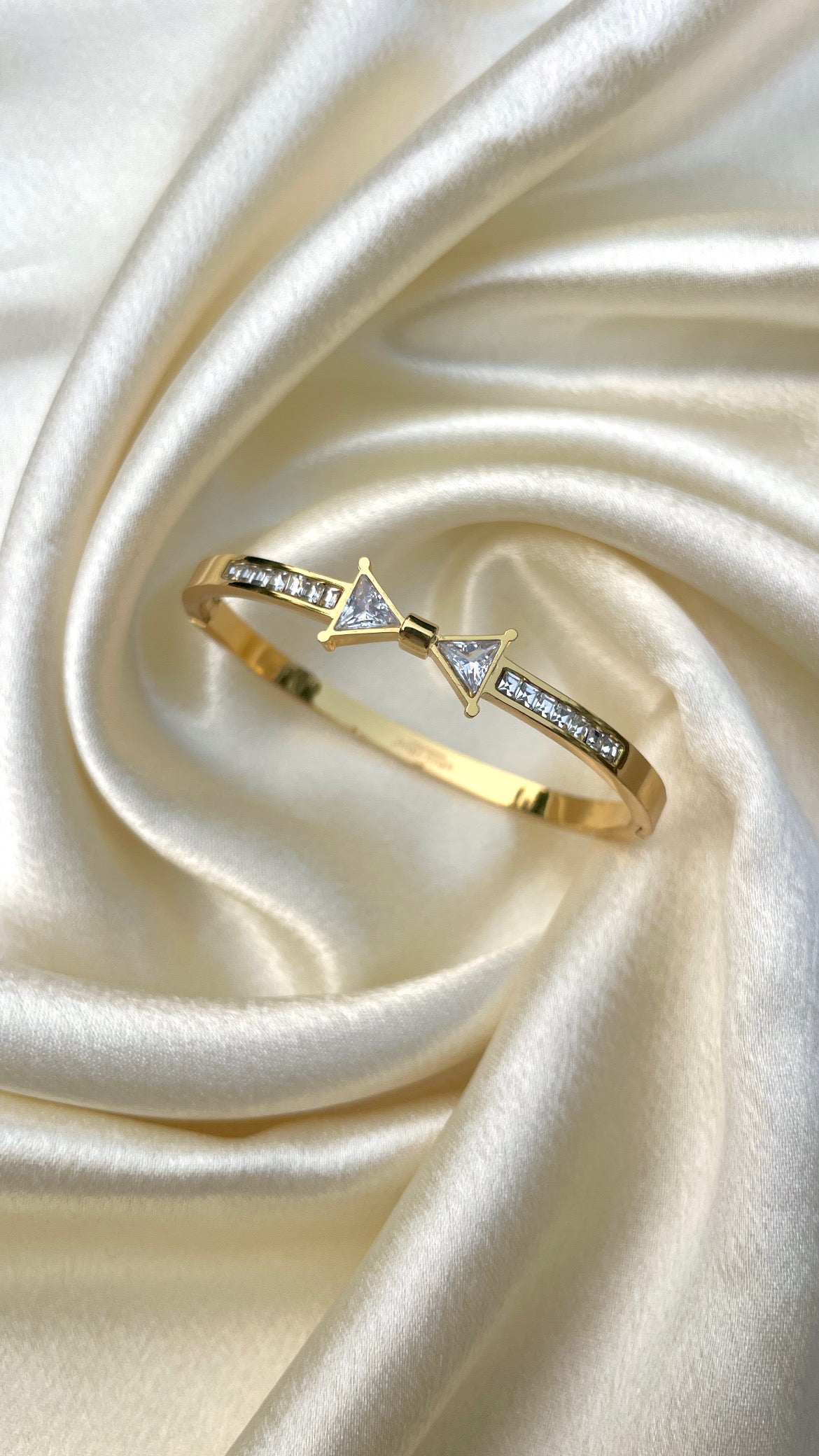 Aurora bow bangle