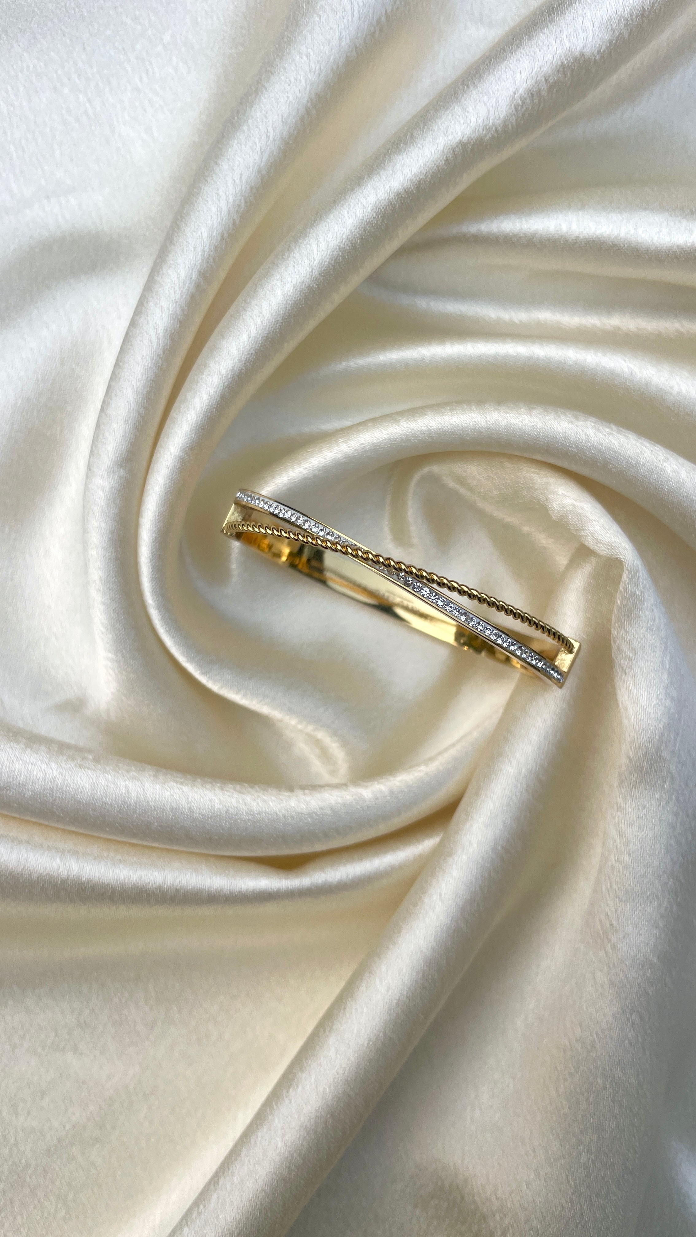 Twirl cuff