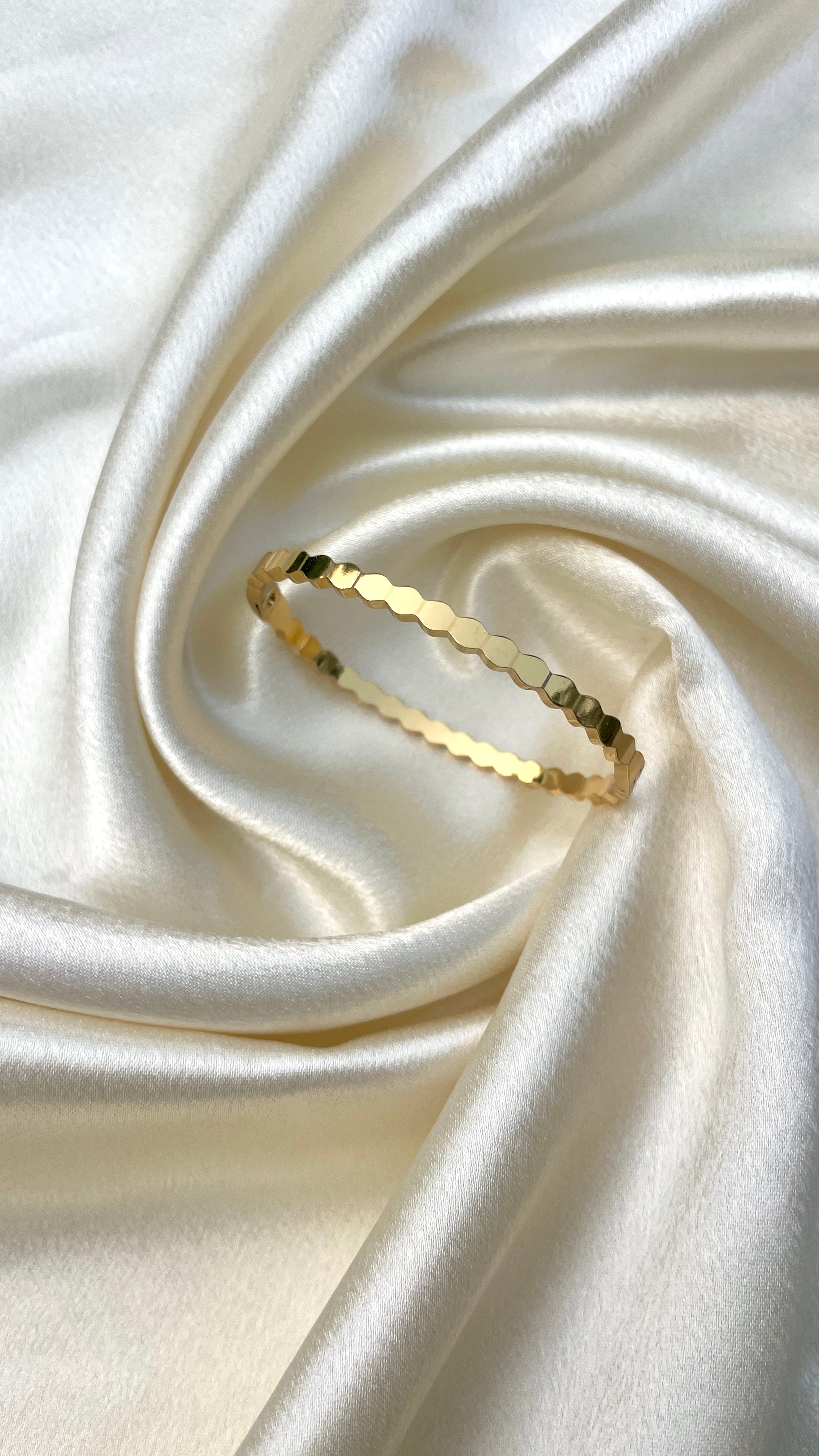 Honeycomb glow bangle