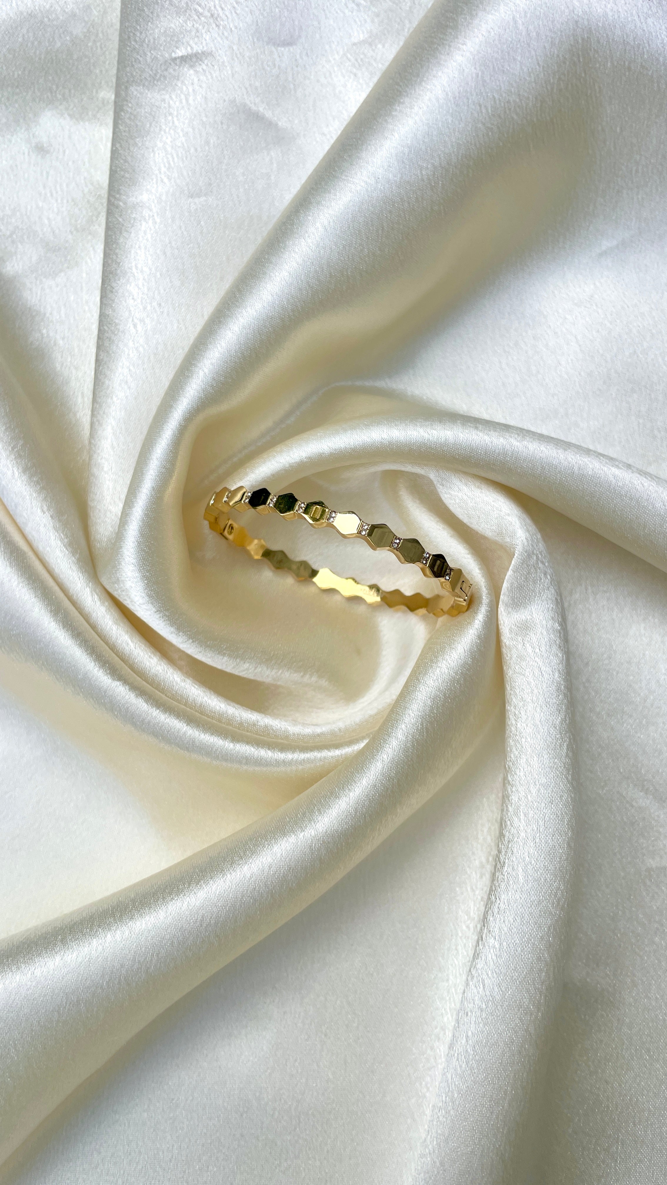 Hexaglow bangle