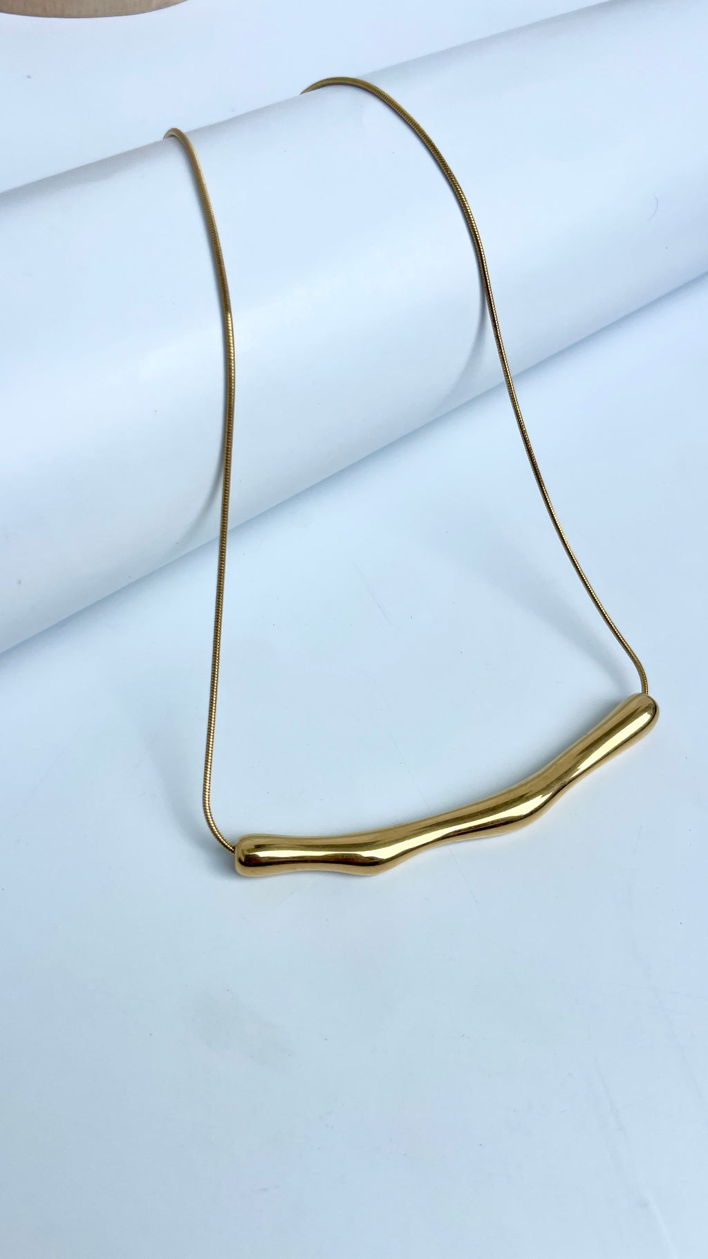 Arc Pendant Necklace