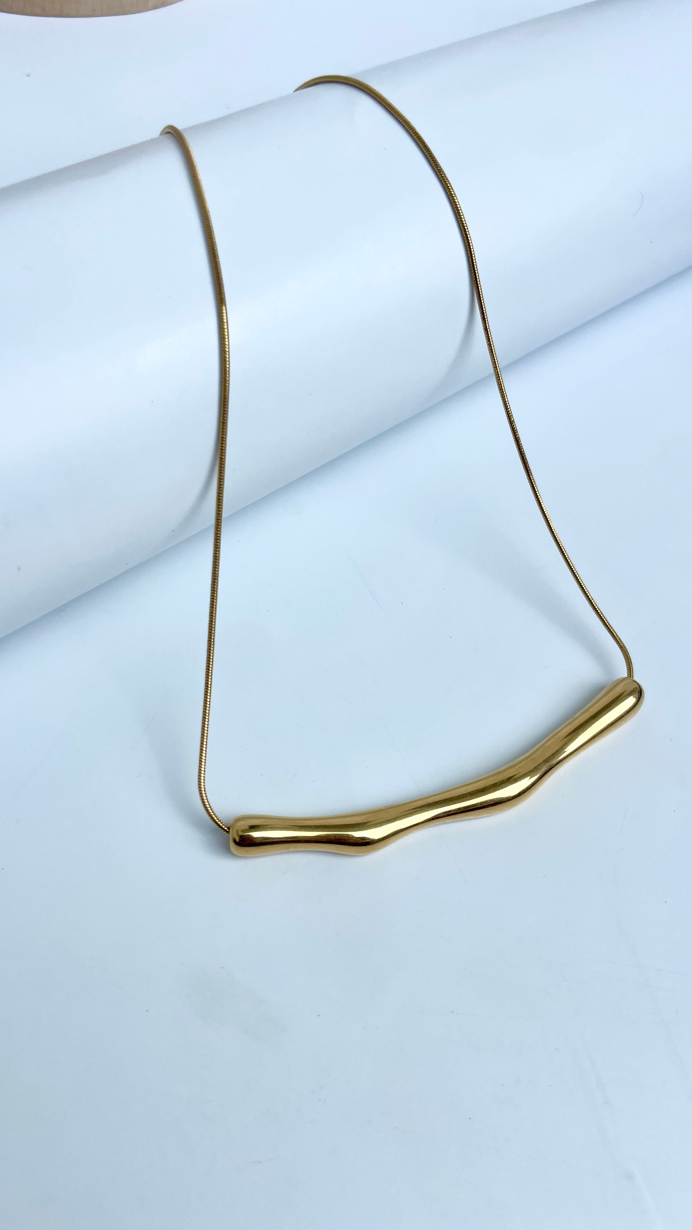 Arc Pendant Necklace